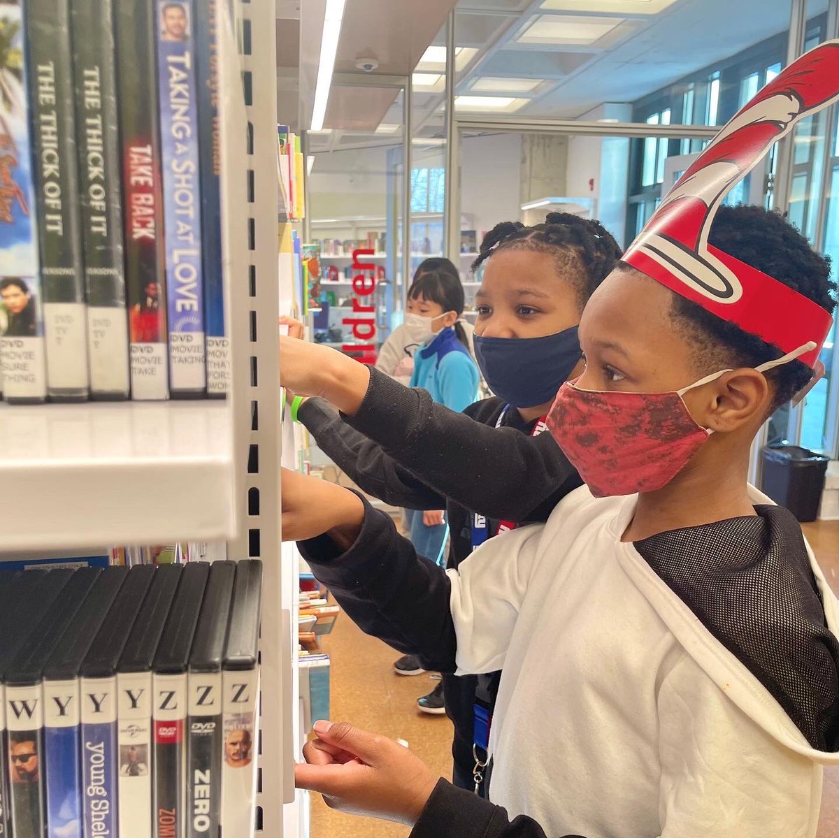 RIOCny's tweet photo. The RIYC's 2nd Annual Read Across America Day celebration, in partnership with the NYPL, focused on encouraging participants to find comfort in literature while providing them with the opportunity to express their creativity. #readacrossamerica #drseussday #rooseveltisland #RIYC https://t.co/re4gkvz7jC