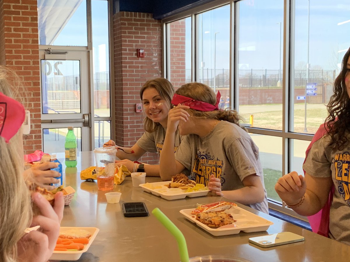 What a lunch! Thanks @McDanielFamily5  and crew at <a href="/WEHSRaiders/">Warren East High School</a> ! <a href="/bristowelem/">Bristow Elementary</a> loved lunch today! <a href="/WarrenCoSchools/">Warren Co Schools</a>
