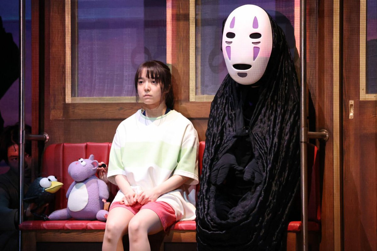 Oh wow ! Il y a actuellement une pièce de théâtre basée sur Le Voyage de Chihiro et le travail sur les costumes et les marionnettes est FOU !

Et je rajoute cette pièce à la looongue liste des raisons qui font que je veux un téléporteur pour le Japon 😭