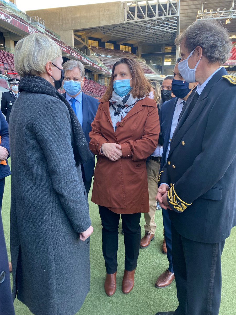Prefet57's tweet photo. #VisiteOfficielle 🇫🇷 | @RoxaMaracineanu en #Moselle au stade Saint-Symphorien pour visiter la tribune sud et échanger avec H. Schrub directrice générale du @FCMetz, en présence du maire F. Grosdidier @mairiedemetz, du député @b_belhaddad, O. Cottet #DASEN57 et @ars_grand_est. https://t.co/f22R9KqdAG