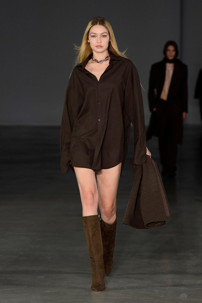 GHLGallery's tweet photo. 3/3/2022: Gigi Hadid walking for Ludovic De Saint-Sernin  Fall/Winter 2022 show in Paris. #PFW https://t.co/N707k6xRgr