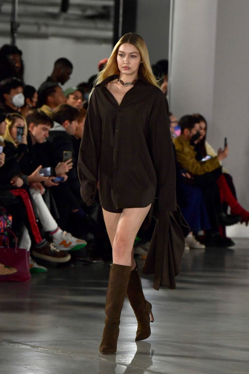 GHLGallery's tweet photo. 3/3/2022: Gigi Hadid walking for Ludovic De Saint-Sernin  Fall/Winter 2022 show in Paris. #PFW https://t.co/N707k6xRgr
