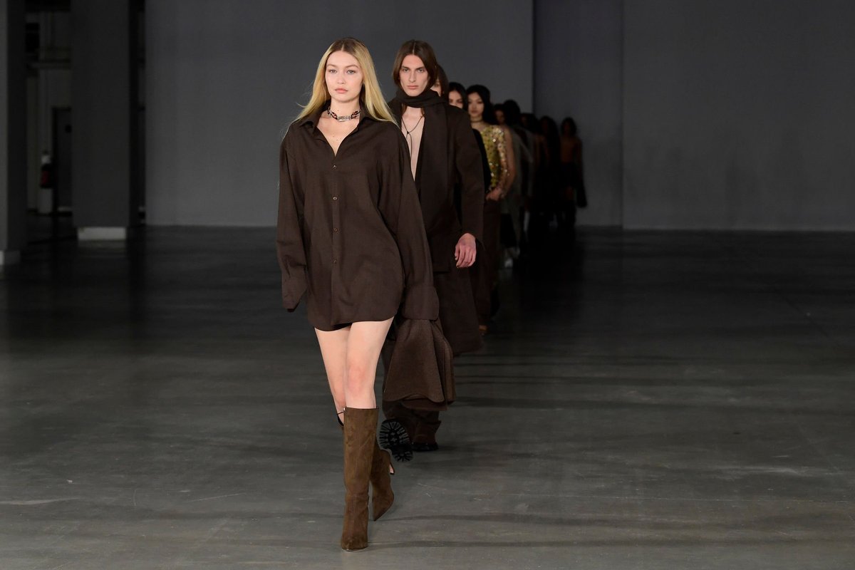 GHLGallery's tweet photo. 3/3/2022: Gigi Hadid walking for Ludovic De Saint-Sernin  Fall/Winter 2022 show in Paris. #PFW https://t.co/wTMxWu5oer