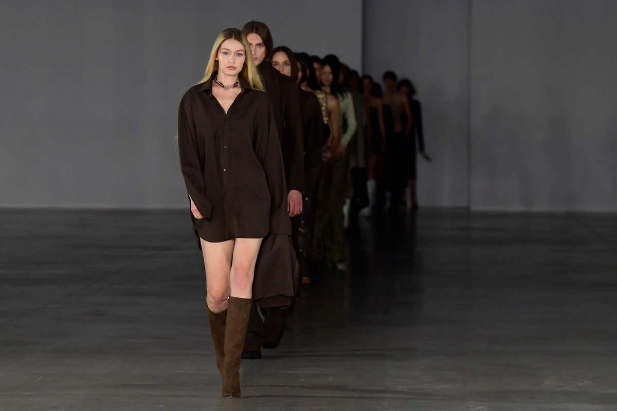 GHLGallery's tweet photo. 3/3/2022: Gigi Hadid walking for Ludovic De Saint-Sernin  Fall/Winter 2022 show in Paris. #PFW https://t.co/wTMxWu5oer