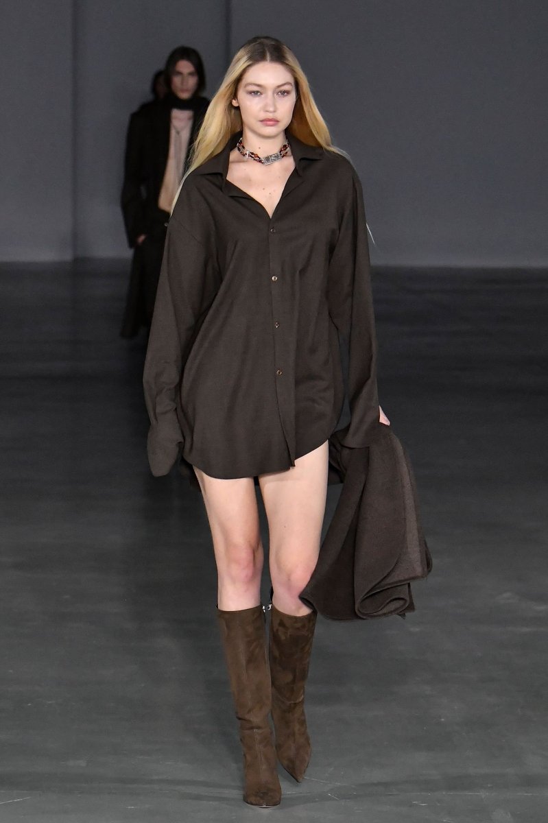 GHLGallery's tweet photo. 3/3/2022: Gigi Hadid walking for Ludovic De Saint-Sernin  Fall/Winter 2022 show in Paris. #PFW https://t.co/wTMxWu5oer