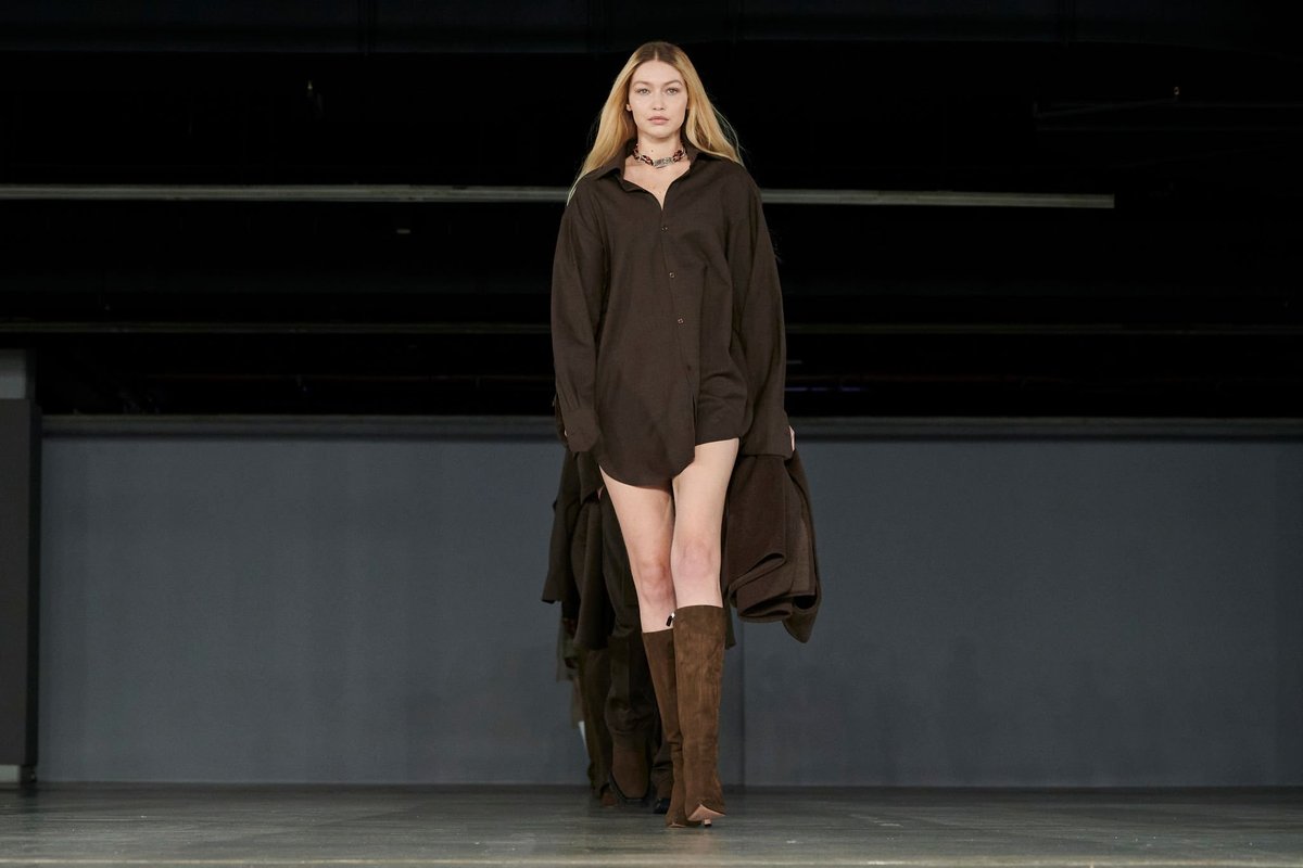 GHLGallery's tweet photo. 3/3/2022: Gigi Hadid walking for Ludovic De Saint-Sernin  Fall/Winter 2022 show in Paris. #PFW https://t.co/eQmef4dcBC