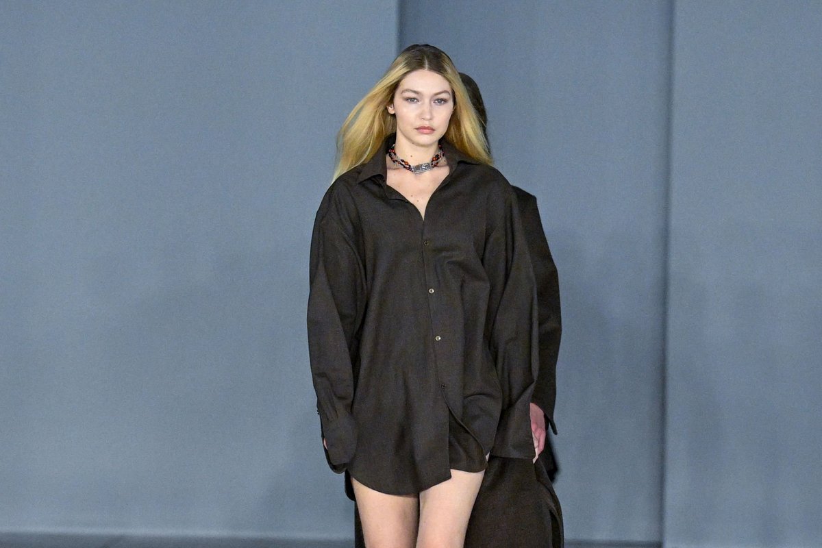 GHLGallery's tweet photo. 3/3/2022: Gigi Hadid walking for Ludovic De Saint-Sernin  Fall/Winter 2022 show in Paris. #PFW https://t.co/eQmef4dcBC