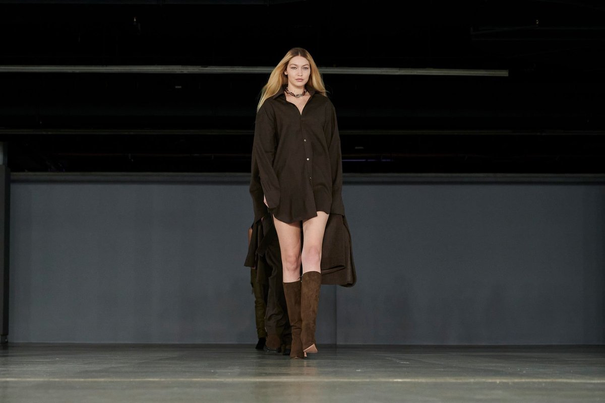 GHLGallery's tweet photo. 3/3/2022: Gigi Hadid walking for Ludovic De Saint-Sernin  Fall/Winter 2022 show in Paris. #PFW https://t.co/eQmef4dcBC