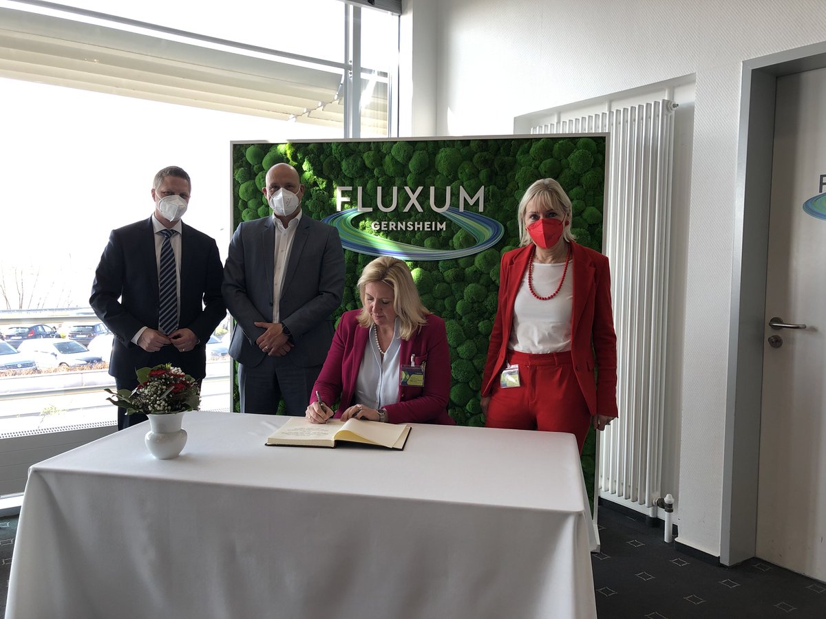 Die hessische Digitalministerin @ksinemus war heute gemeinsam mit der CDU Fraktionsvorsitzenden <a href="/ines_claus/">Ines Claus</a> bei uns zu Gast, um sich vor Ort über FLUXUM Gernsheim zu informieren. Wir freuen uns, mit dem Digitalministerium weiterhin in konstruktiven Gesprächen zu bleiben. 🤝