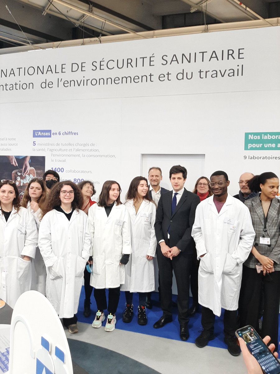 Anses_fr's tweet photo. Nous avons reçu la visite du ministre de l'agriculture @J_Denormandie, qui a pu rencontrer @salvatgilles, notre Directeur  délégué recherche &amp; référence, et les étudiants d'@AgroParisTech qui participent à l'animation de  notre stand. https://t.co/3qt5nb4v6i