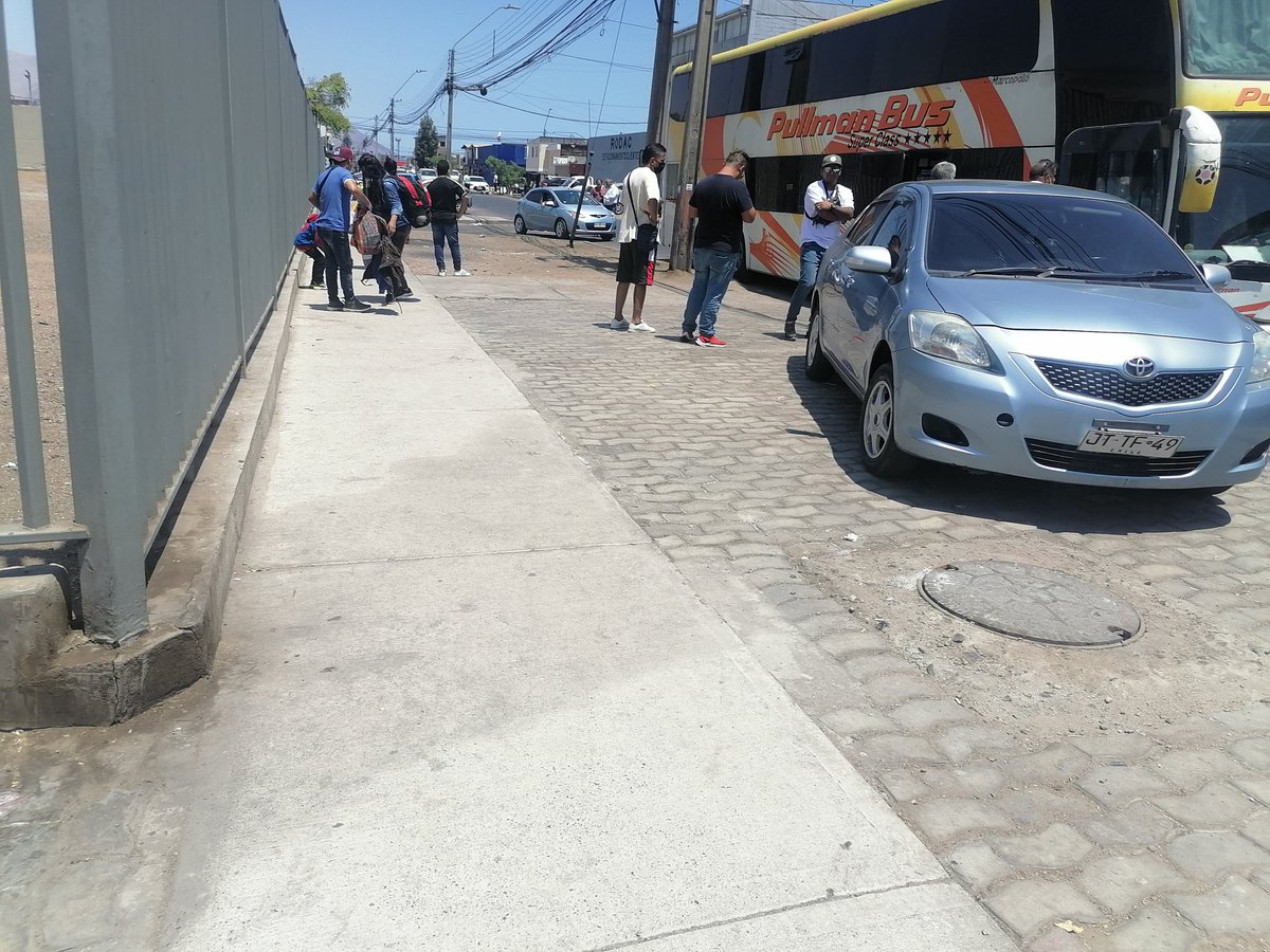 jorgesolimano's tweet photo. #iquique este bus en Luis Cruz Martínez con Zegers fue captado en los momentos que descendían personas extranjeras y fuimos al lugar nos dimos cuenta que incluso los esperan autos piratas. La máquina tiene el parabrisas seriamente dañado.. Quien fiscaliza? https://t.co/bLm1TJxIdz
