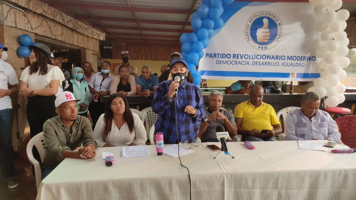 russoarias's tweet photo. Hoy juramentos peledeistas y perredeistas del distrito municipal de las charcas de maria nova, del municipio de San juan de la maguana https://t.co/eNNOsNWiPR
