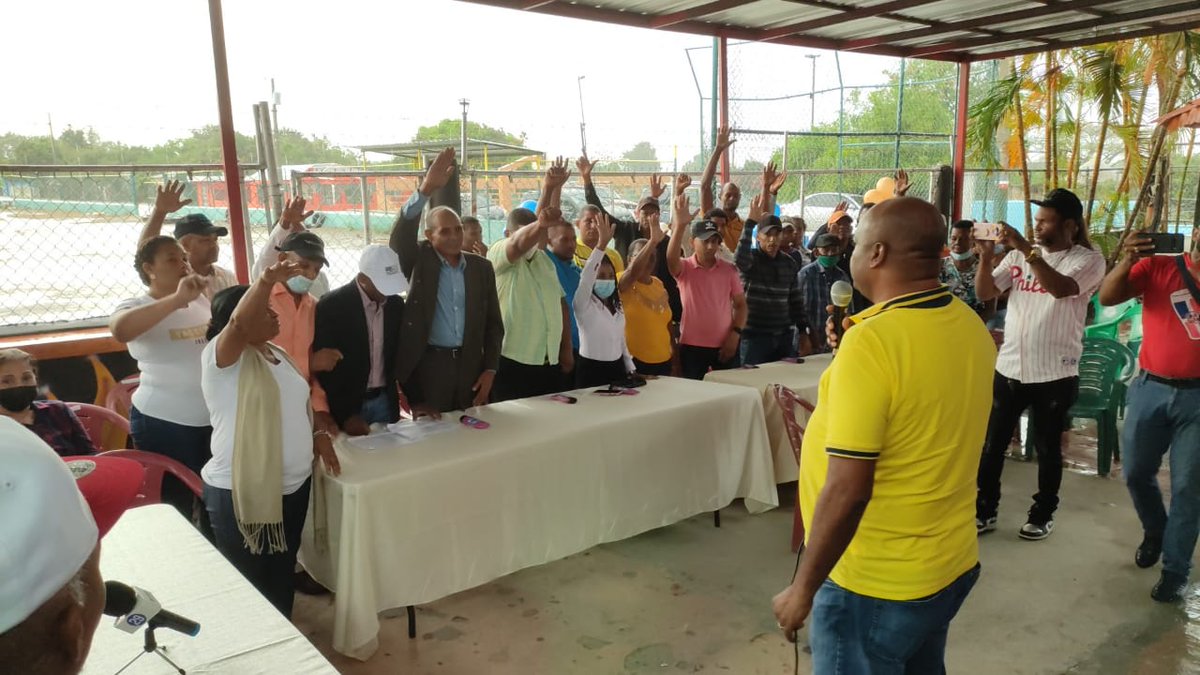 russoarias's tweet photo. Hoy juramentos peledeistas y perredeistas del distrito municipal de las charcas de maria nova, del municipio de San juan de la maguana https://t.co/eNNOsNWiPR
