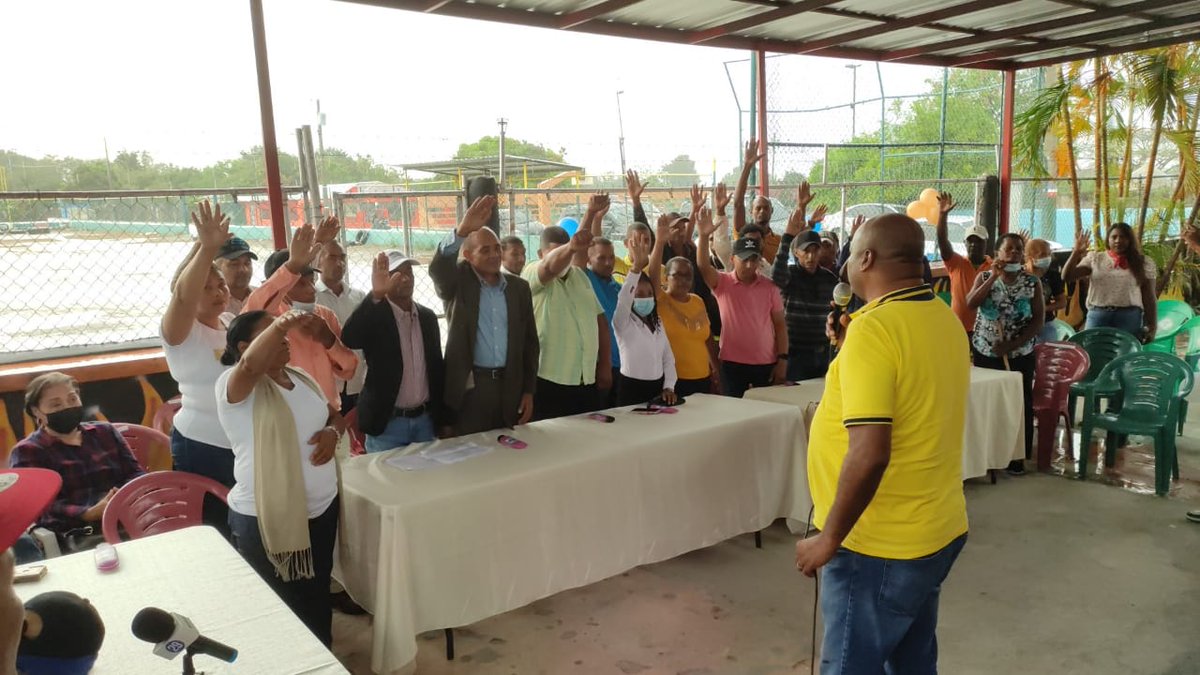 russoarias's tweet photo. Hoy juramentos peledeistas y perredeistas del distrito municipal de las charcas de maria nova, del municipio de San juan de la maguana https://t.co/eNNOsNWiPR