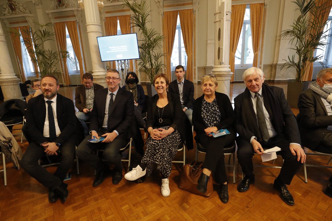 departement59's tweet photo. Les rencontres territoriales se poursuivent dans le #Nord !
Le Président @christianpoiret rencontre ce soir les maires de l’arrondissement de #Lille pour présenter les dispositifs d’aides à l’aménagement en faveur des communes.
#LeDépartementEstLà pour ses territoires. https://t.co/pqlrFpvVmq