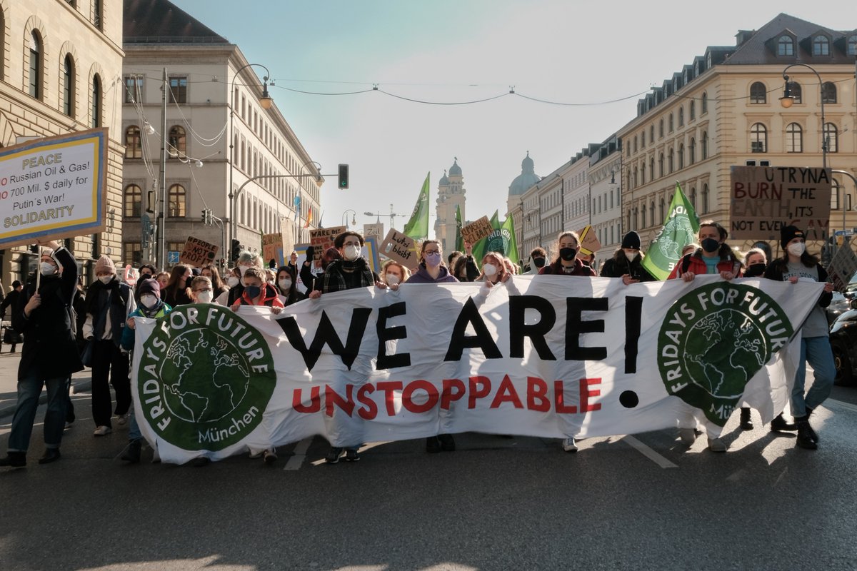 Fridays for Future Demozug in München. Banner: We are unstoppable!