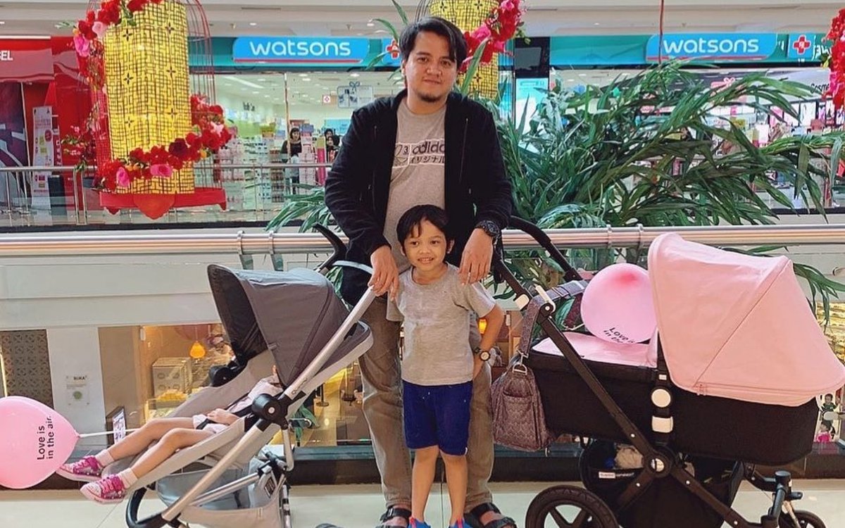wow_keren's tweet photo. Pertemuan Perdana Mantan Suami Mawar AFI dan Anak-anak Usai Nikah, Ajak Istri Baru? #MawarAFI https://t.co/5FJNzAD7Ye https://t.co/t7l9T8VnmU