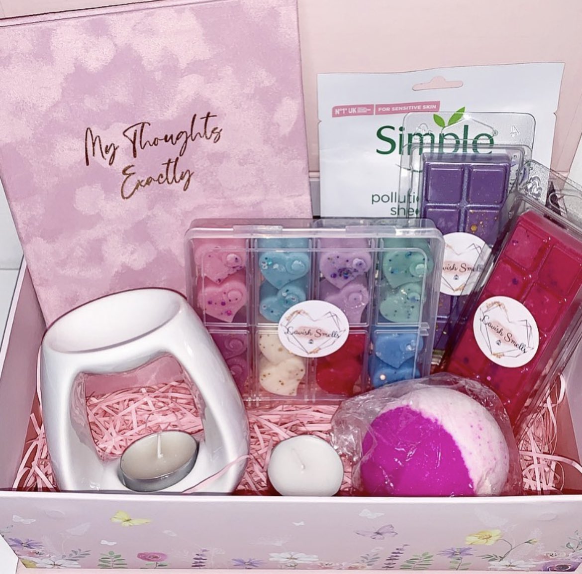 Mother’s Day 2022 💕

Large Gift Box - £25 

✨Sample box (16 heart melts) 
✨2x Snap Bars (choice of scents)
✨1x Burner (white or silver) 
✨1x Bath Bomb (choice of scents) 
✨1x Simple Face Mask 
✨1x Suede Notepad 
✨2x Tea Lights 
✨1x Large Gift Box

lavishsmells.com/products/mothe…