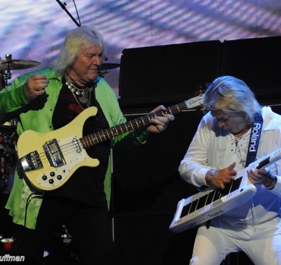Happy Birthday to a dear friend - the late, great super-talented Chris Squire. Privileged to have shared the same stage with you. Miss you buddy. 🙏🏻 🎸 #yes