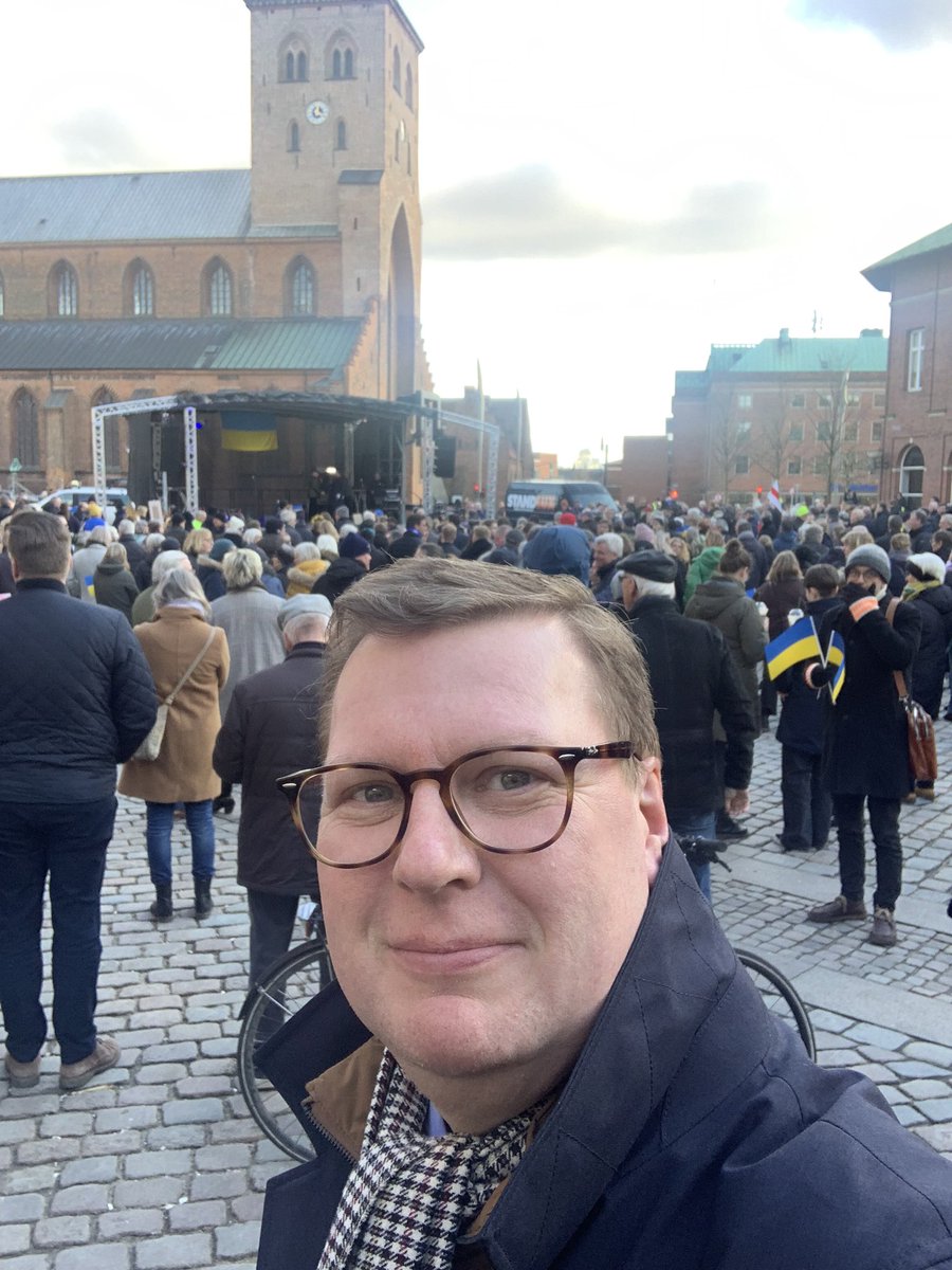 sorenwindell's tweet photo. Tak til de mange mange odenseanere der mødte op på Flakshaven til eftermiddagens demonstration til støtte for det ukrainske folk. Ukrainere på flugt er på vej til vores by, og vi har pligt til at hjælpe dem, til de kan vende hjem til et frit Ukraine🇺🇦
#StandWithUkraine️ #dkpol https://t.co/Iv9EwAcLpX