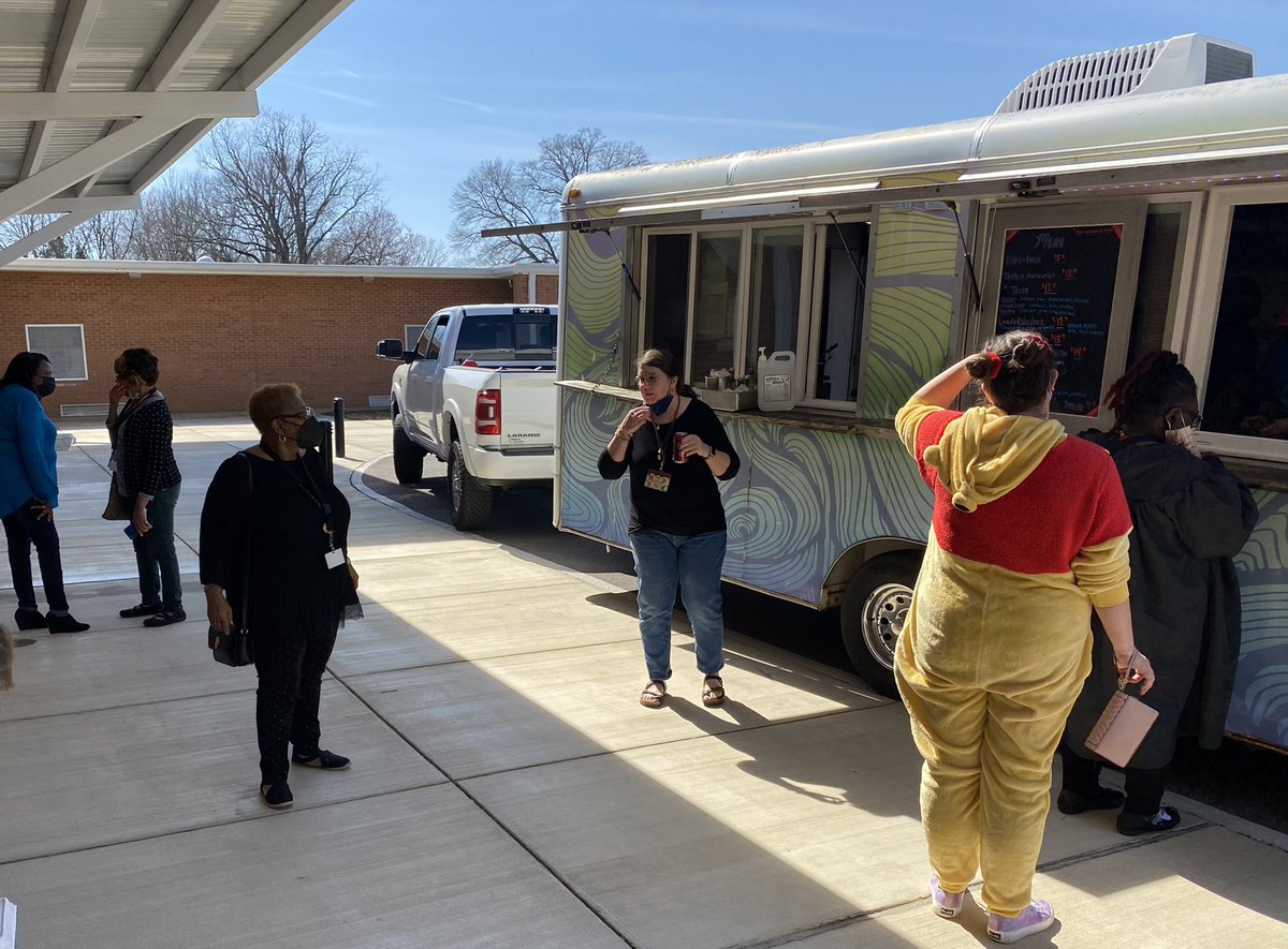 AndreDarnellSr's tweet photo. The Lincoln faculty and community enjoyed Coyote Blues today for Food Truck Fridays at Lincoln Elementary. @LincolnElem731 #andredarnelldistrict6 #jmcss #picktheblues #picklocal https://t.co/nzQZiKEQk8