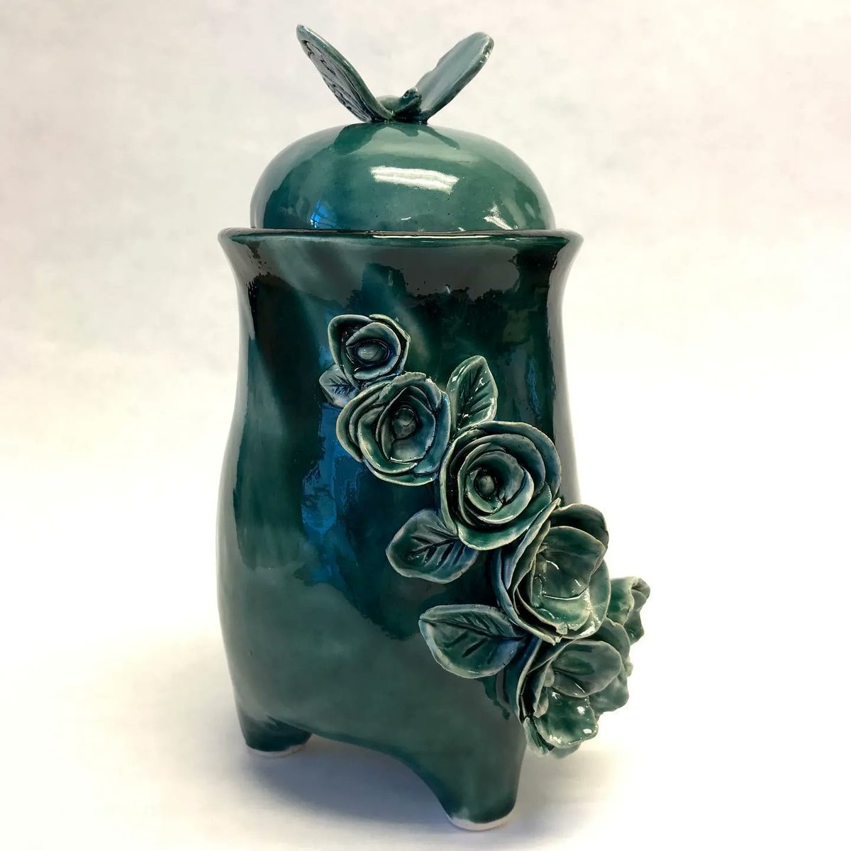NtlPortfolioDay's tweet photo. #repost @snowhill_art (on IG) Beautiful flower details on this tripod jar created by Lauren. #highschoolceramics #highschoolart #studentart #3dclass #tripodjar #peacockglaze https://t.co/kW5CQQVFmW