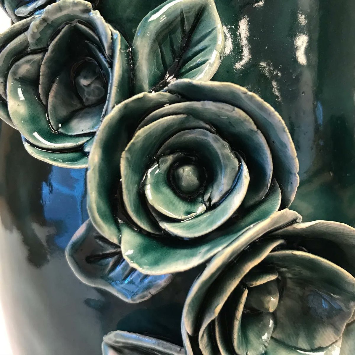 NtlPortfolioDay's tweet photo. #repost @snowhill_art (on IG) Beautiful flower details on this tripod jar created by Lauren. #highschoolceramics #highschoolart #studentart #3dclass #tripodjar #peacockglaze https://t.co/kW5CQQVFmW