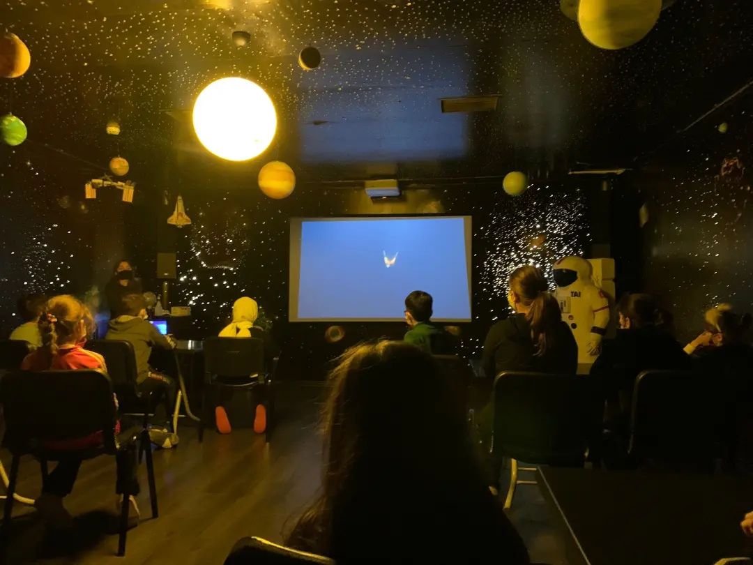 ebkadinaile's tweet photo. "Bizler de Dünyalı Olduğumuz Kadar Uzaylıyız"👩‍🚀
��� Cahit Zarifoğlu Bilgi Ve Hikmet Evi öğrencilerimizle Ali Kuşçu Uzay Evini ziyaret ettik.🔭 https://t.co/gHUxh5jvbZ