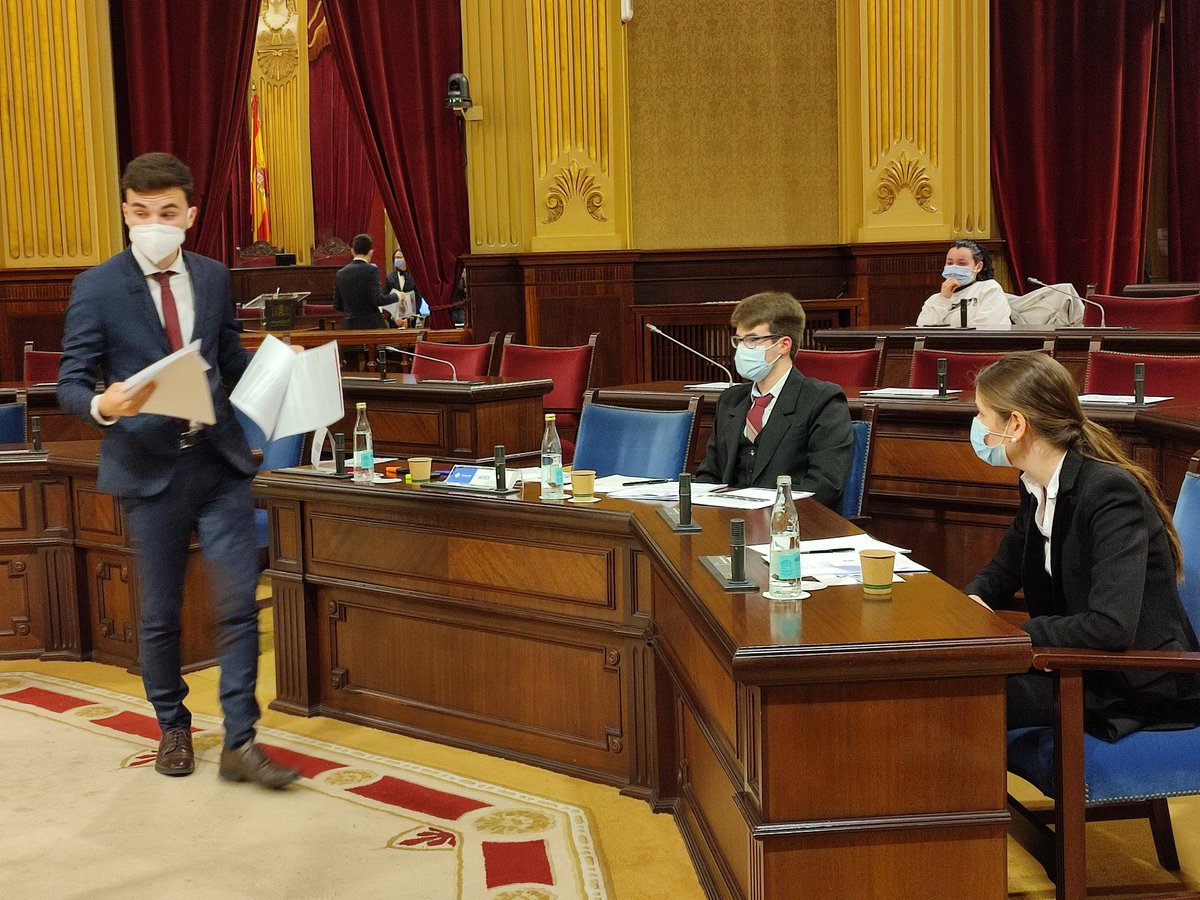 UIBuniversitat's tweet photo. 🗣️Comença la final de la Lliga de Debat al @parlamentib
💉Els equips del G9 @uni_g9 contraposen arguments a favor i en contra de la vacunació obligatòria 
#LligaDebatUIB https://t.co/sr2RS1FnC5