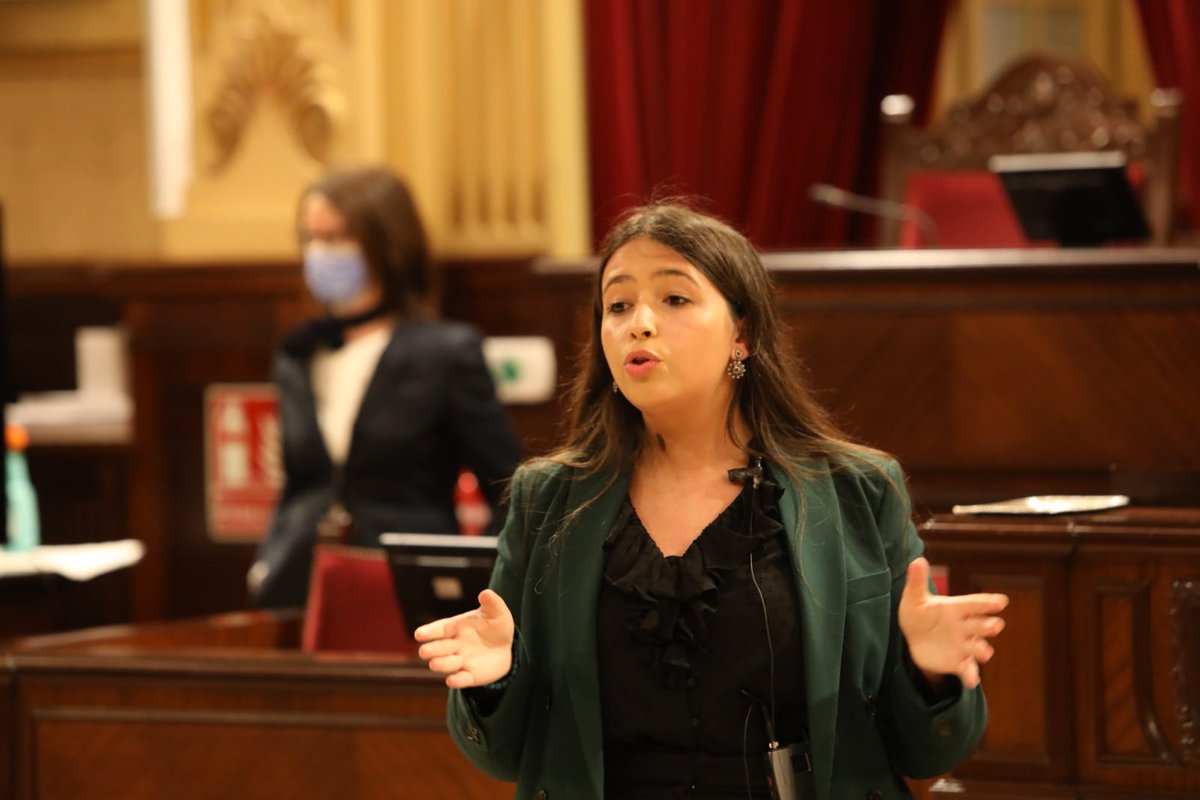 UIBuniversitat's tweet photo. 🗣️Comença la final de la Lliga de Debat al @parlamentib
💉Els equips del G9 @uni_g9 contraposen arguments a favor i en contra de la vacunació obligatòria 
#LligaDebatUIB https://t.co/sr2RS1FnC5