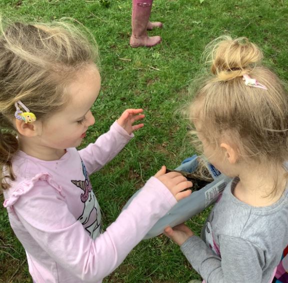 readatladock's tweet photo. We looked at how books can connect us to different worlds and teach us about nature and conservation.
The children investigated where invertebrates like to live and then made bug hotels for them using natural resources. 
#WorldBookDay #Tigeropolis https://t.co/PSfi8BpGV5