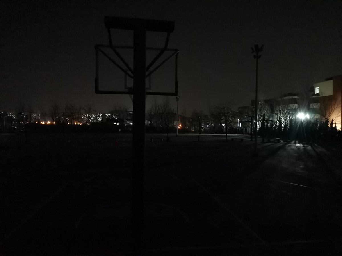 yanze666's tweet photo. 封校出不去，有性��动就来跑步吧
晚上10点半的操场  keep 
#男喘 #文爱 #磕炮 连麦 https://t.co/DbiYzbiGiR