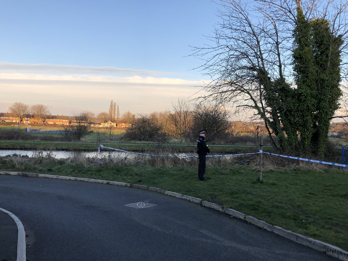BBCLouisa's tweet photo. The scene tonight where a child has tragically died after falling into a canal in Bloxwich. Police say they were alerted to the four-year-old boy being in the water, off Razorbill Way, at around 12.15pm today. More details @bbcmtd @bbcwm https://t.co/ya6Cx98dPY