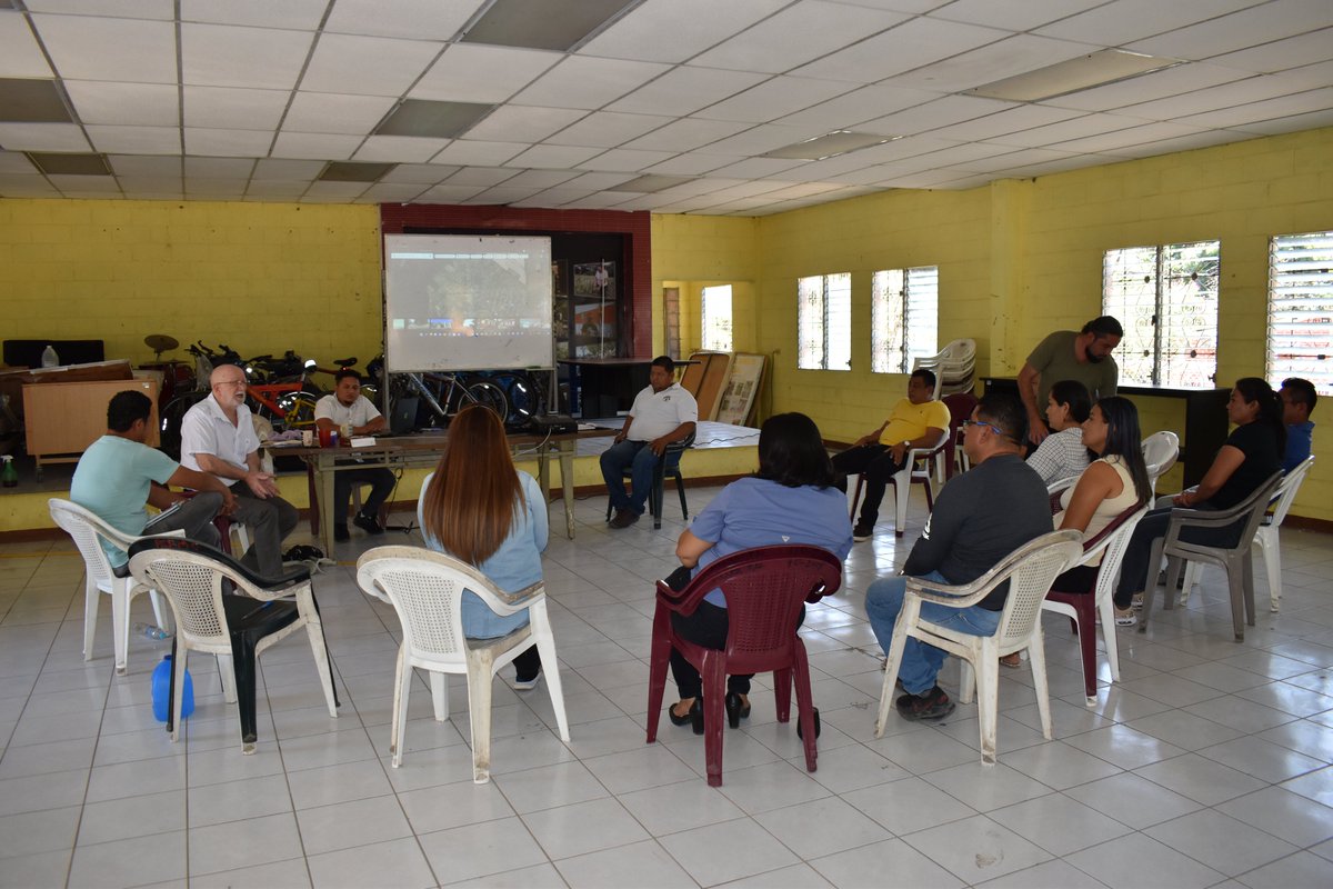 acudesbal's tweet photo. En estos momentos el equipo técnico de ACUDESBAL con el apoyo del Padre Ángel realizamos un conversatorio sobre La Situación de la guerra entre Rusia con Ucrania;  origen y sus posibles implicaciones en nuestros países. https://t.co/G9OuLCqwhS