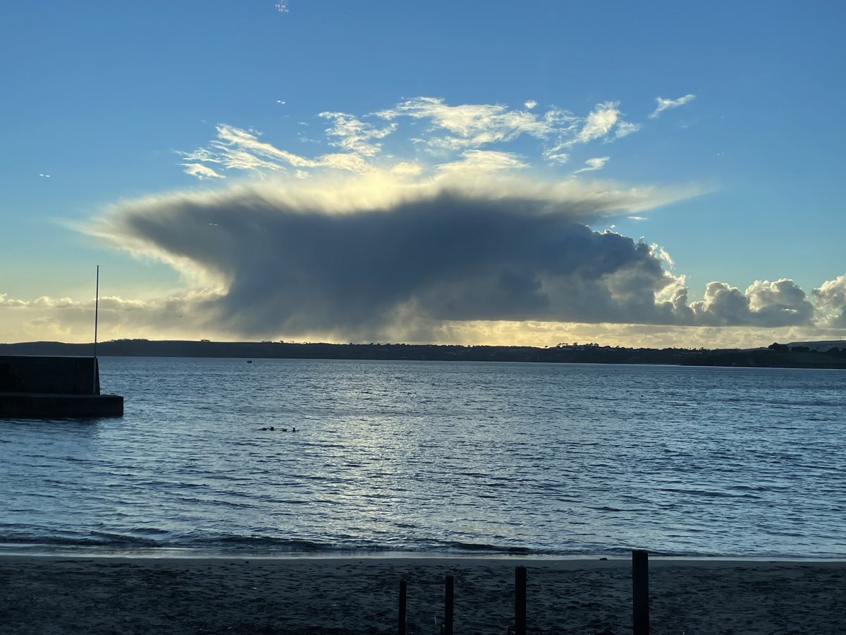 Grasy's tweet image. So ⁦@WeatherAisling⁩ ⁦@ChrisPage90⁩ can you tell me what this cloud is in #cornwall?