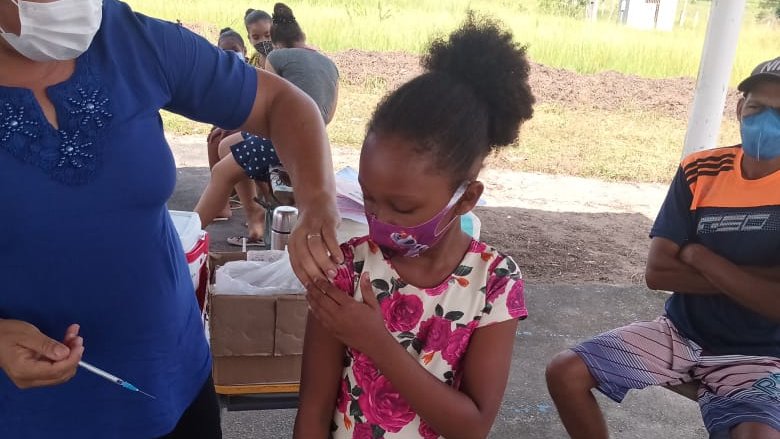 MST_Oficial's tweet photo. A vacinação infantil está liberada em todo Brasil e tem mobilizado mães, pais, responsáveis e as próprias crianças na defesa das vacinas, do SUS e da vida!

Sem Terrinha pelo direito à vacinação!!!

#SemTerrinhaPelaVida #VacinaParaTodosJá #MSTemDefesaDoSUS #QuarentenaSemTerra https://t.co/znJ4vGOmbk