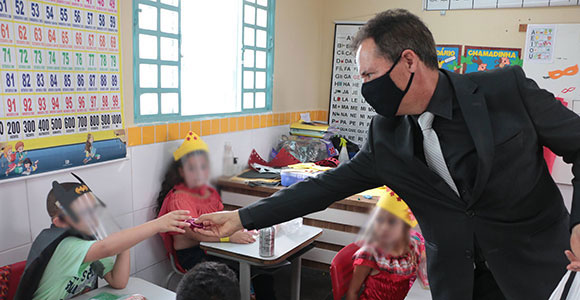mpdft's tweet photo. Volta às aulas: estudantes do Paranoá recebem material escolar arrecadado pelo MPDFT. https://t.co/R4kx3nqGey #mpdft #voltaasaulas #educacaompdft https://t.co/r3clJxd2gZ