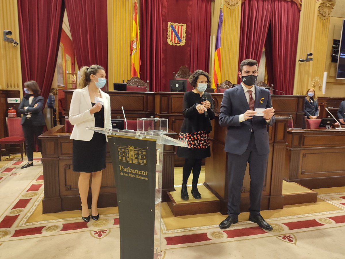 UIBuniversitat's tweet photo. 🗨️Els equips de la lliga de debat de la Xarxa Vives @xarxavives debaten sobre la necessitat d'una indústria farmacéutica pública a la UE ⚕️ @ParlamentIB
#LligaDebatUIB https://t.co/fgmuIGJ8ix