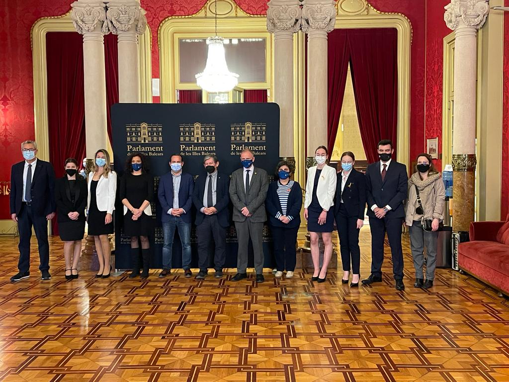 UIBuniversitat's tweet photo. 🗨️Els equips de la lliga de debat de la Xarxa Vives @xarxavives debaten sobre la necessitat d'una indústria farmacéutica pública a la UE ⚕️ @ParlamentIB
#LligaDebatUIB https://t.co/fgmuIGJ8ix