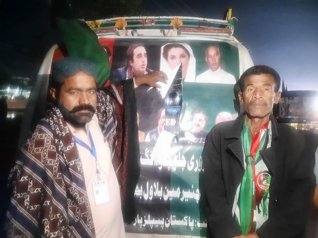 MHassansahtoPYO's tweet image. میاں چنوں کے قریب پاکستان پیپلزپارٹی  کے لانگ مارچ قافلے پر حملہ۔۔۔۔پتھراو سے متعدد گاڈیوں کے شیشے ٹوٹ گئے ۔اللہ تعالیٰ پارٹی قیادت اور کارکنان کی حفاظت فرمائے

#AwamiLongMarch 
#GoSelectedGo 

@BBhuttoZardari @AseefaBZ  @WajihaAbid1