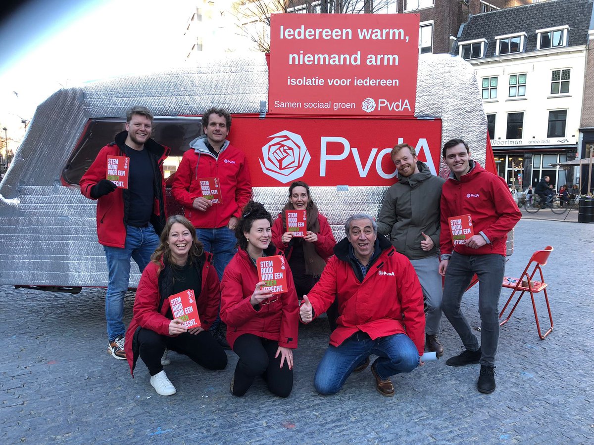 pvdautrecht's tweet photo. Als afsluiter van de #Woonweek verduurzamen wij de rode caravan midden op de Neude maximaal.

Stem rood voor een groene toekomst!🌹 https://t.co/wBKvsEG5B9