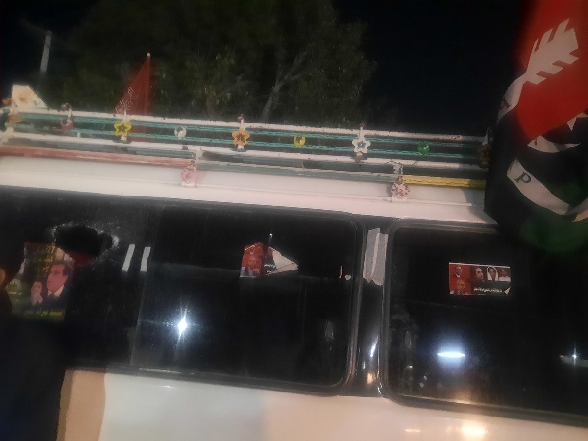 MHassansahtoPYO's tweet image. میاں چنوں کے قریب پاکستان پیپلزپارٹی  کے لانگ مارچ قافلے پر حملہ۔۔۔۔پتھراو سے متعدد گاڈیوں کے شیشے ٹوٹ گئے ۔اللہ تعالیٰ پارٹی قیادت اور کارکنان کی حفاظت فرمائے

#AwamiLongMarch 
#GoSelectedGo 

@BBhuttoZardari @AseefaBZ  @WajihaAbid1