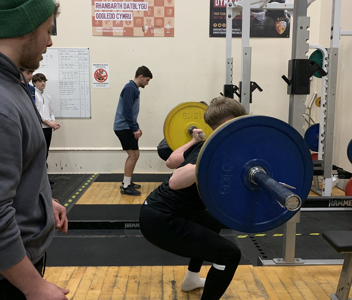 Chwaraewyr Academi yn cael cefnogaeth Hyfforddwr Cryfder a Chyflyru i gwblhau eu Profion Ffitrwydd Cryfder yn yr Ystafell Codi Pwysau heddiw💪

Academy players being supported by the S&amp;C Coach through their Strength Fitness Testing in the Weights Room today💪

<a href="/AcademiPelDroed/">Academi ⚽ Pel Droed | Football</a> ⚽️