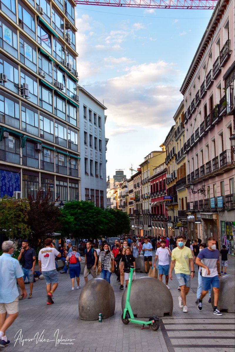 avelezig's tweet photo. Iniciemos un hilo 🧵 fotográfico de calles peatonales en el mundo 🌎, por aquello de; “si peatonalizas la calle, quiebran los negocios, a mi quien me compra o consume son los automovilistas” 

#Madrid 🇪🇸 https://t.co/R2vcvs4Xz8