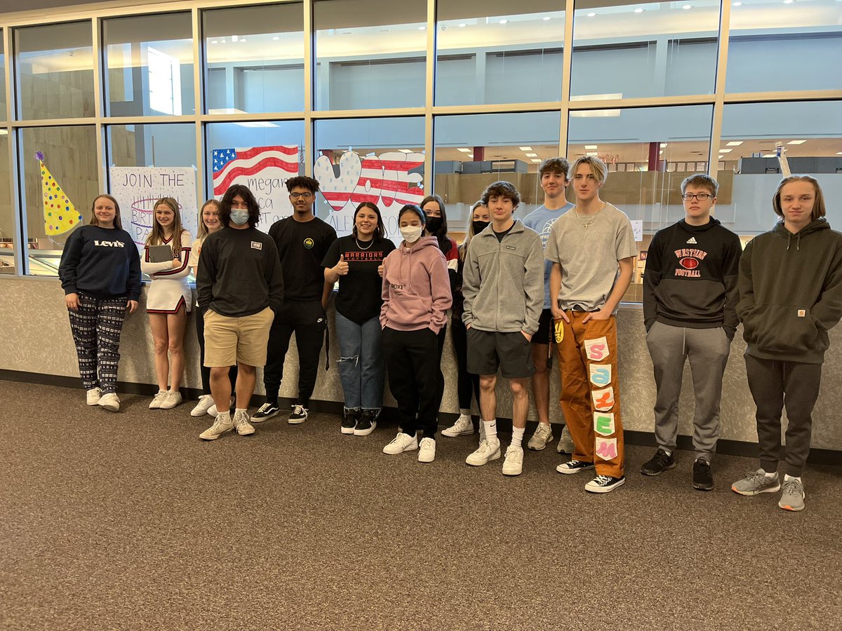 cornett4prez's tweet photo. This week has been such a fun and great week! Started off with a Political Rally in South Carolina. Volunteered at Westgate Elementary and made stuffed animals for the children. And finished off the week this morning with the final Democratic Presidential Primary Debate. https://t.co/2OGAyhsFLQ