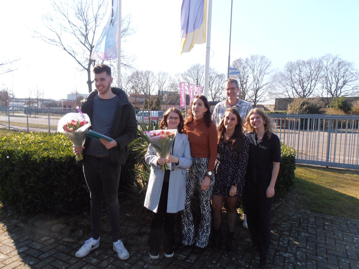 Deze studenten van de entree opleiding mochten vandaag hun #diploma in ontvangst nemen. Van harte proficiat allemaal!