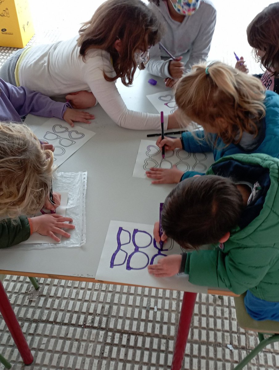afaelparque's tweet photo. Taller familiar organizado por las propias familias de la AFA del @CeipParque para empezar a teñir el cole de morado... https://t.co/S9FFZNIlnH