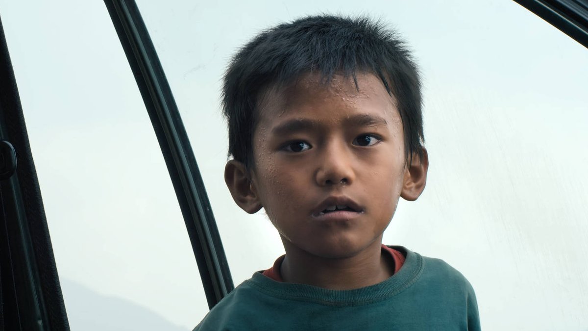 ICOtweets's tweet photo. 𝗖𝗵𝗮𝗻𝗱𝗿𝗮
Little Chandra walks through earthquake-hit Kathmandu with his grandfather to visit his mother and newborn sibling in the hospital. What awaits them at the end? Directed by @Shrishash &amp; @AhmadiFateme. https://t.co/YNVB1y8n4R