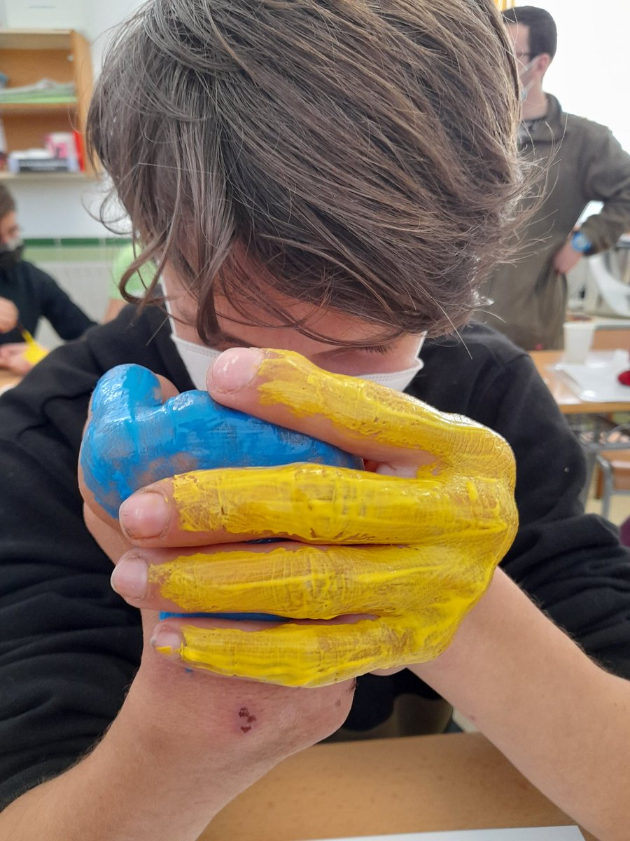 CeeBaix's tweet photo. Ens sumem a les veus de milions de persones que estimen la PAU i cridem ben fort: - La guerra no és el camí!  
A partir de dilluns establim un punt de recollida a l'escola @CeeBaix per ajudar a la gent que està patint aquest horror 🟡🔵 Obrim fil⬇️ https://t.co/ceDvkjvWFS