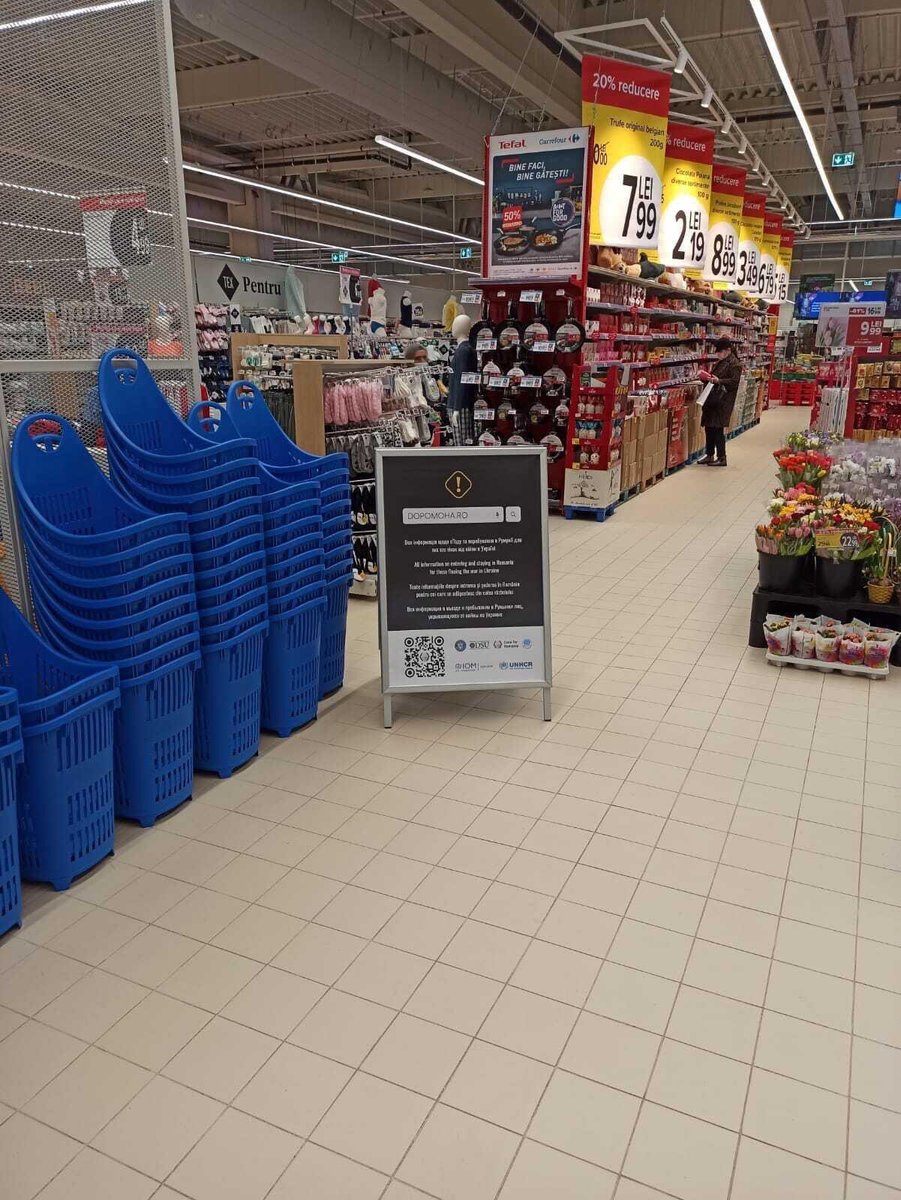 Code4Romania's tweet photo. 🙌@GroupeCarrefour Romania și 🙌@rompetrol Romania s-au alăturat efortului #code4romania de informare a refugiaților ajunși în aceste zile în țara noastră. Le mulțumim pentru că au afișat 📌posterele #dopomoha în spațiile lor, pentru a duce mesajul cât mai departe! #civictech https://t.co/0gnw3MQmSj